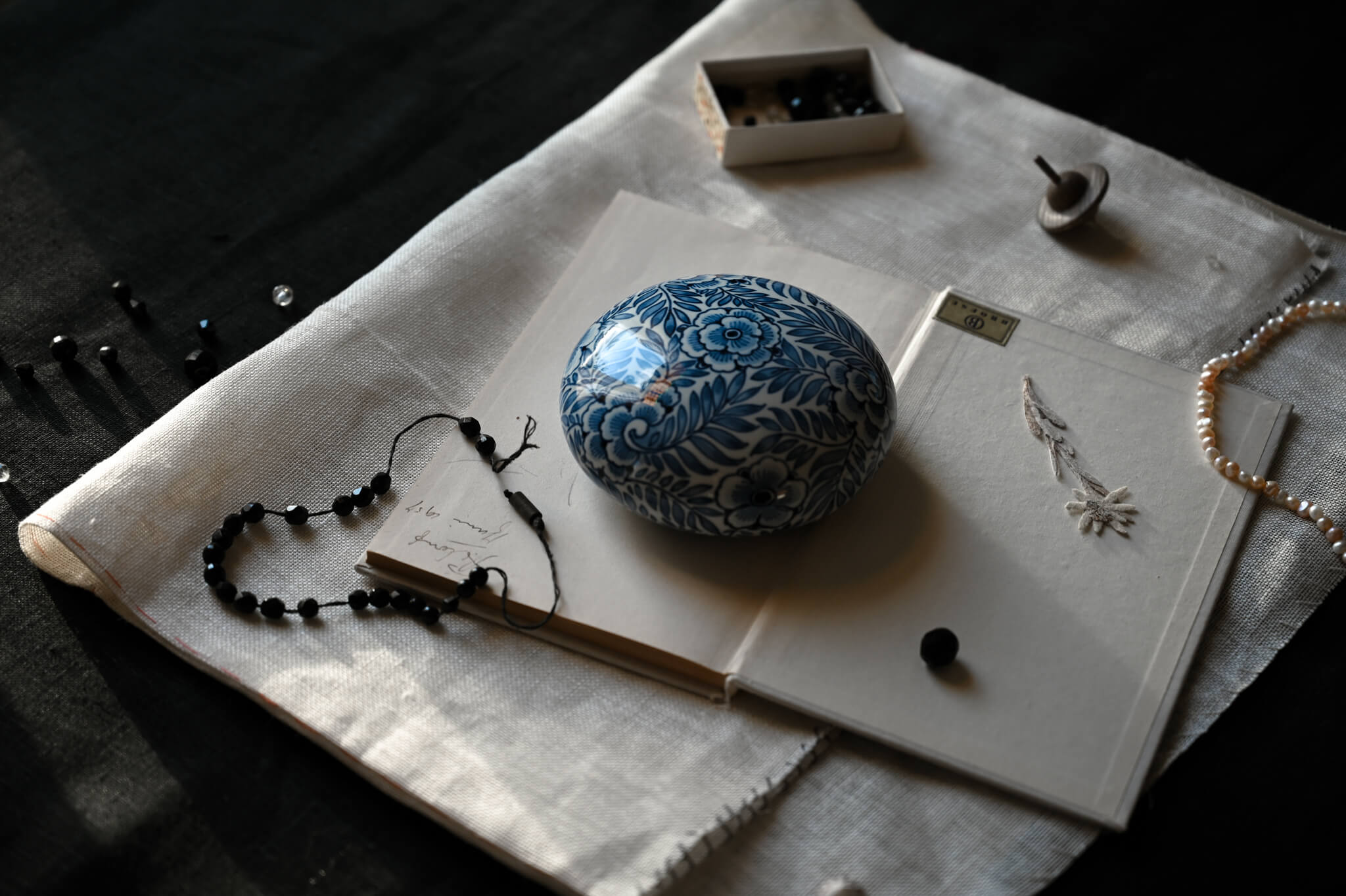Ellis en Michiel Royal Delft Memento blue pebble ceramic urn